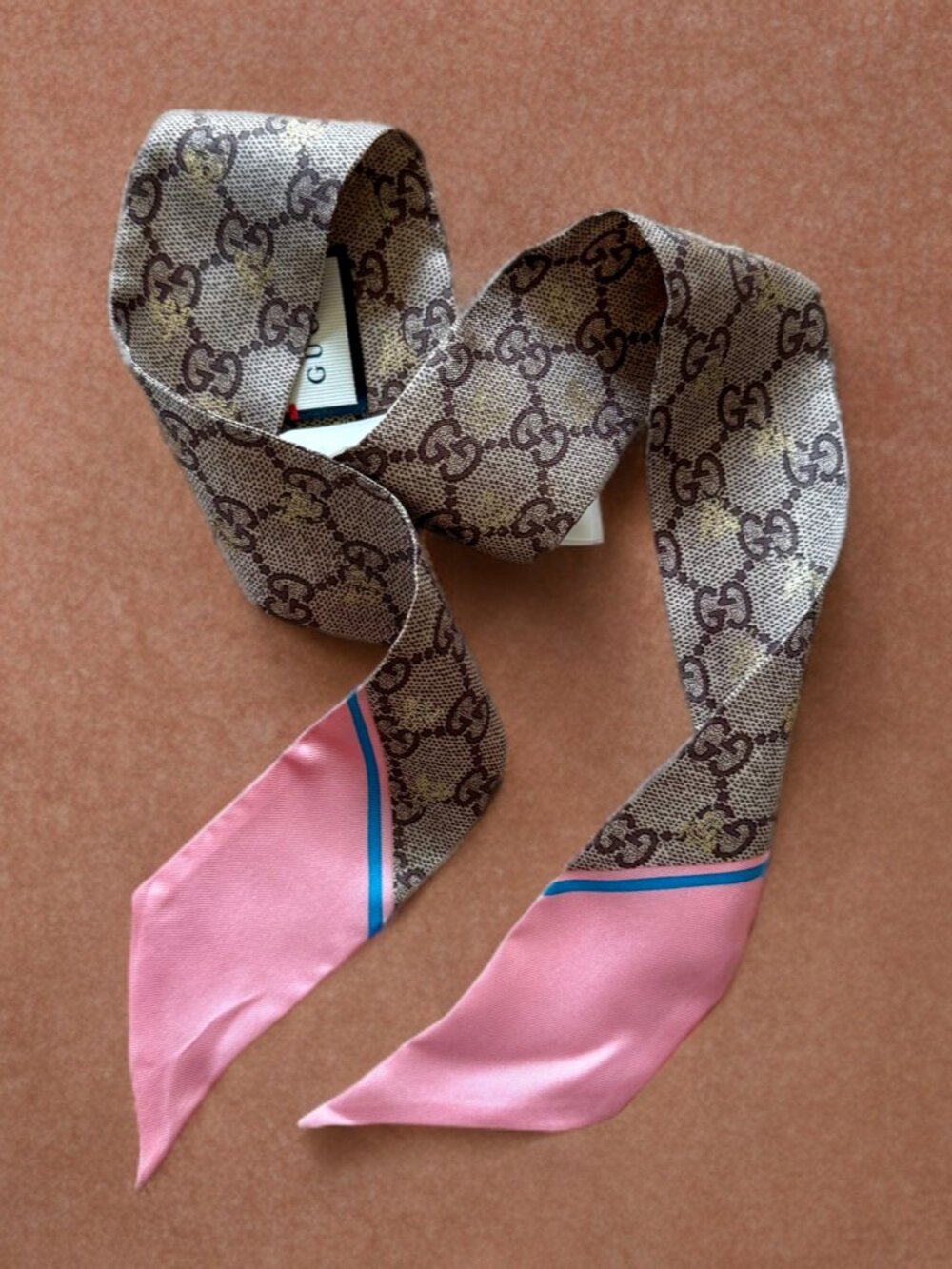 Gucci Gold Beige GG Supreme Monogram Bee Neck Bow Silk Scarf - Picture 2 of 7